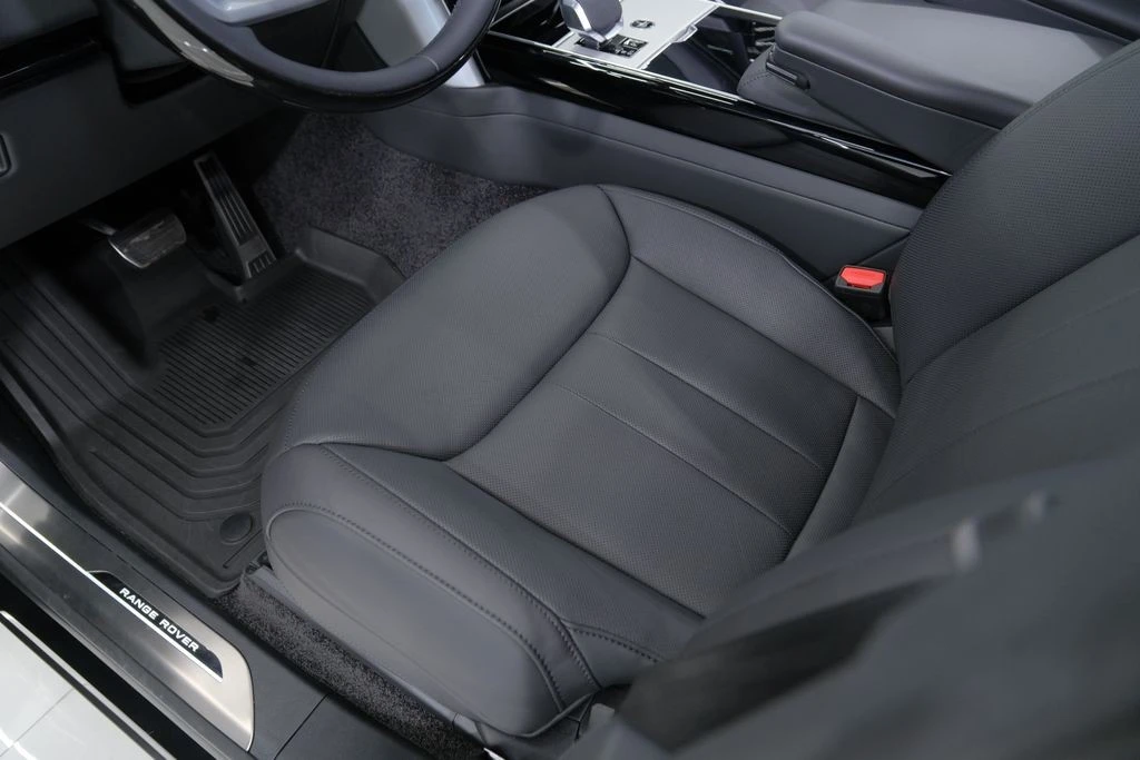 2026 Land Rover Range Rover L460 - Image 26 of 31