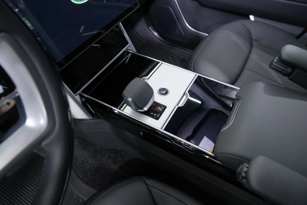 2026 Land Rover Range Rover L460 - Image 27 of 31
