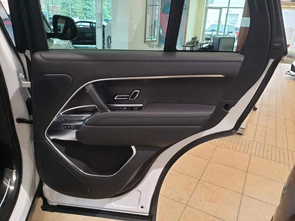 2026 Land Rover Range Rover L460 - Image 14 of 20