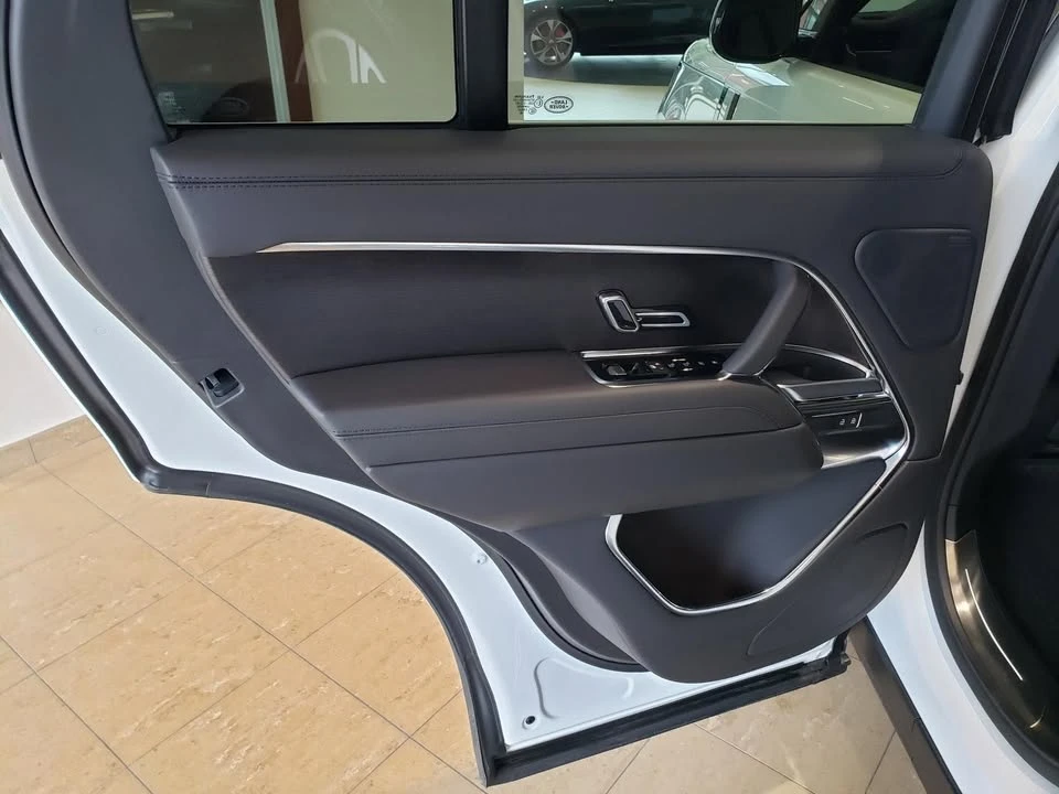 2026 Land Rover Range Rover L460 - Image 10 of 20