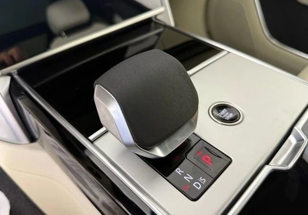 2026 Land Rover Range Rover L460 - Image 7 of 11
