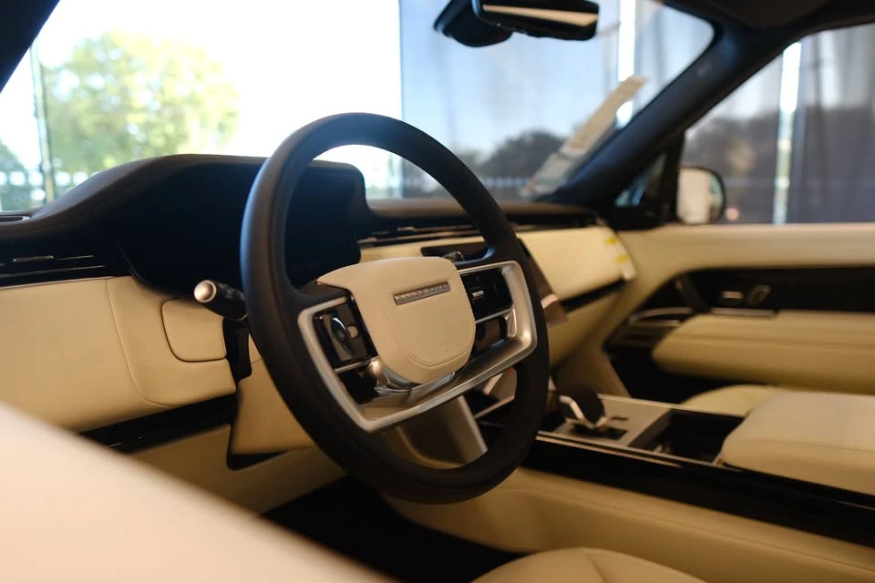 2026 Land Rover Range Rover L460 - Image 5 of 11