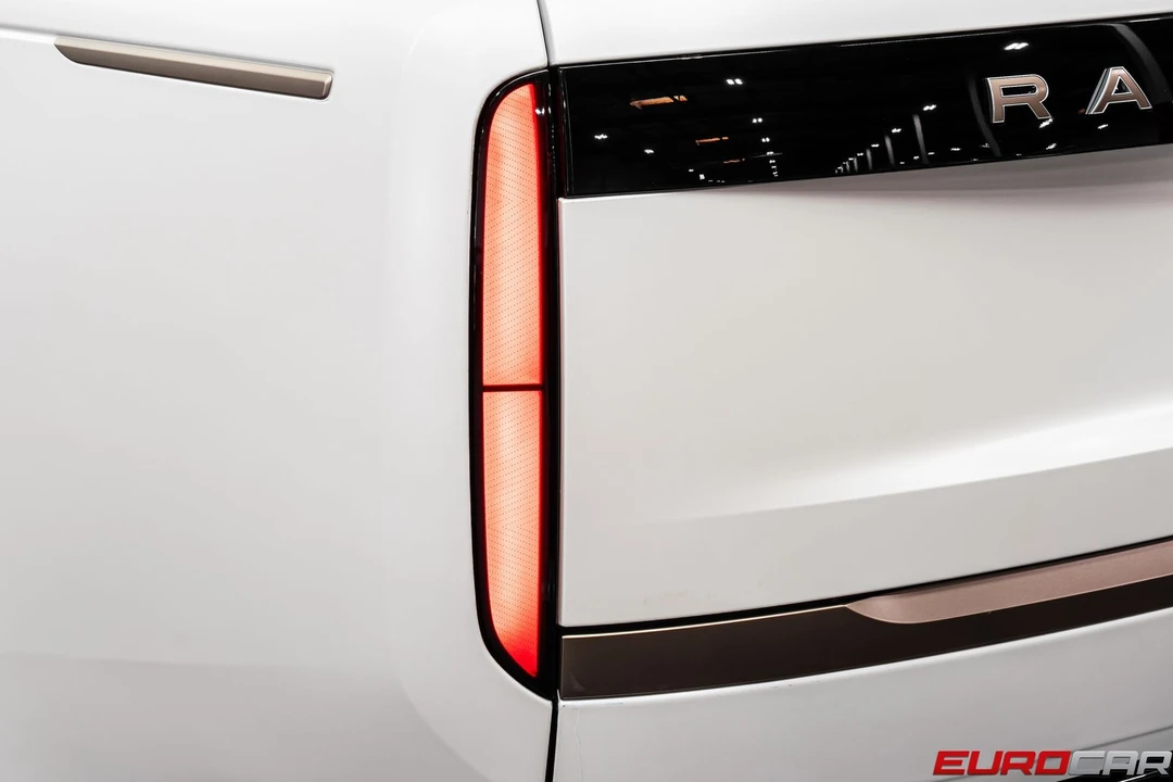 2026 Land Rover Range Rover L460 - Image 18 of 31