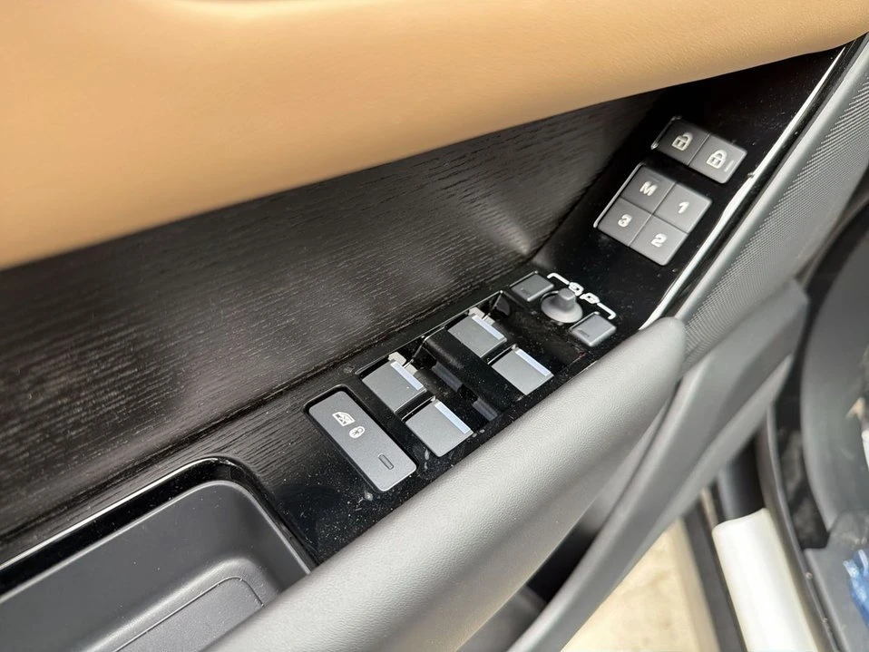 2026 Land Rover Range Rover Velar - Image 7 of 18