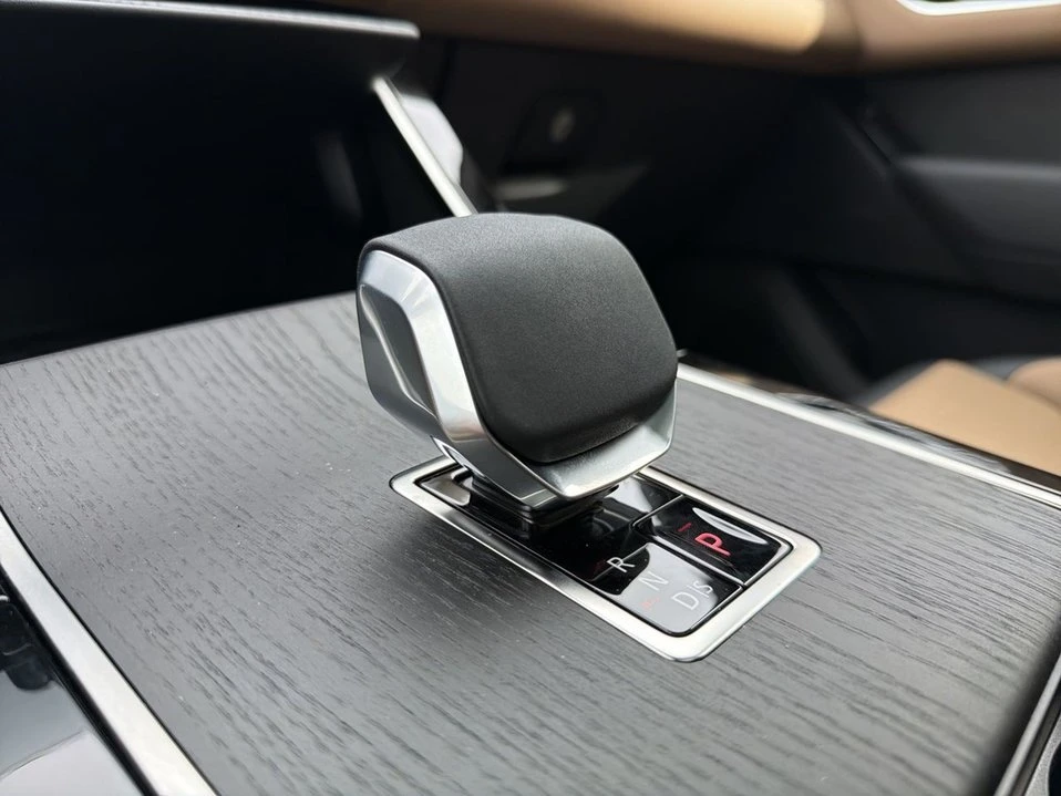 2026 Land Rover Range Rover Velar - Image 14 of 18