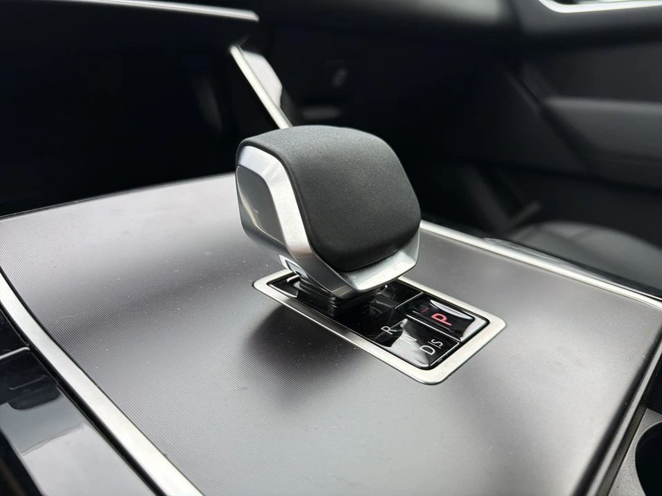 2026 Land Rover Range Rover Velar - Image 15 of 18