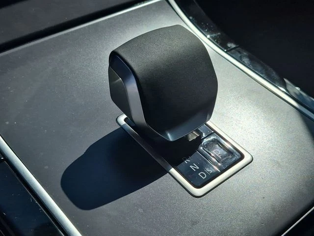 2026 Land Rover Range Rover Velar - Image 9 of 20