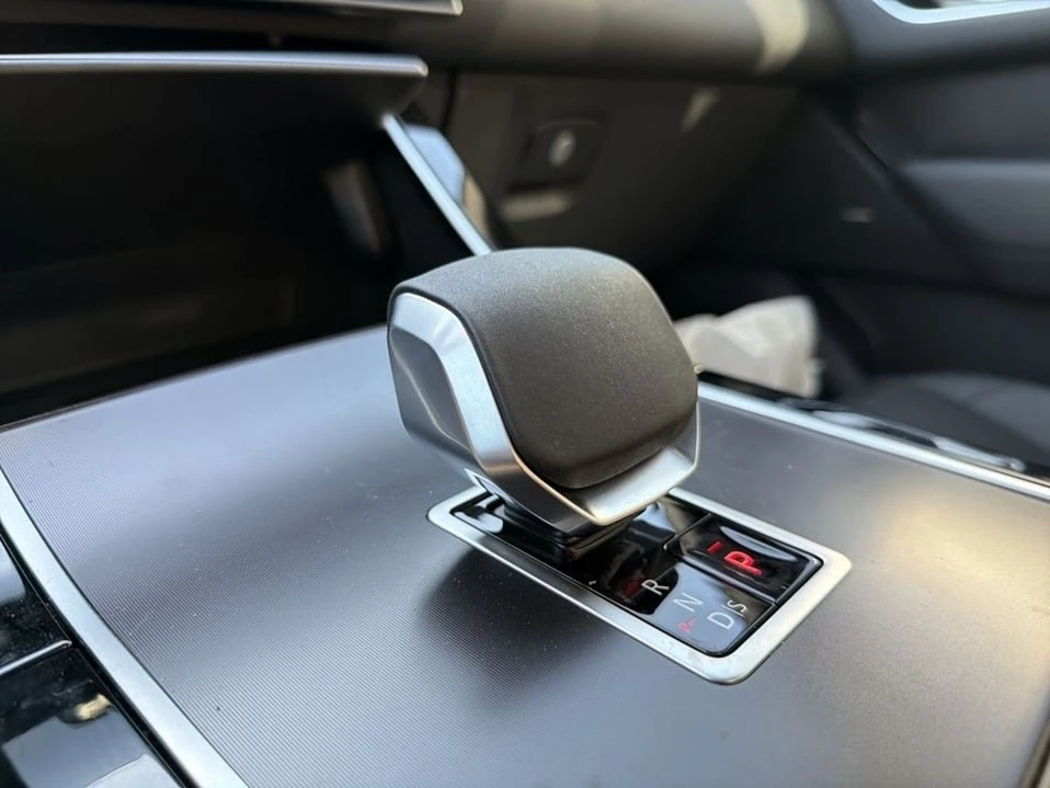 2026 Land Rover Range Rover Velar - Image 15 of 20