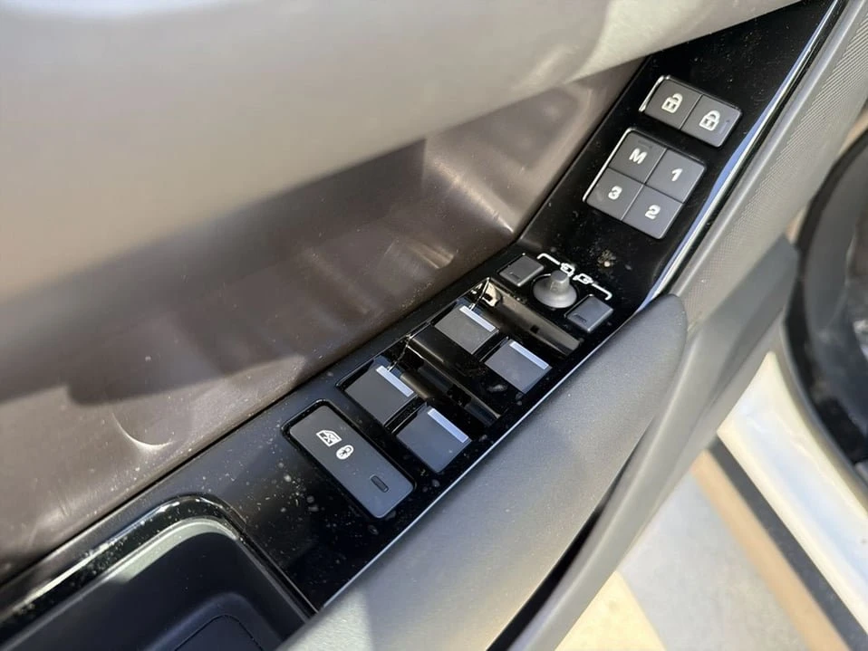 2026 Land Rover Range Rover Velar - Image 8 of 20