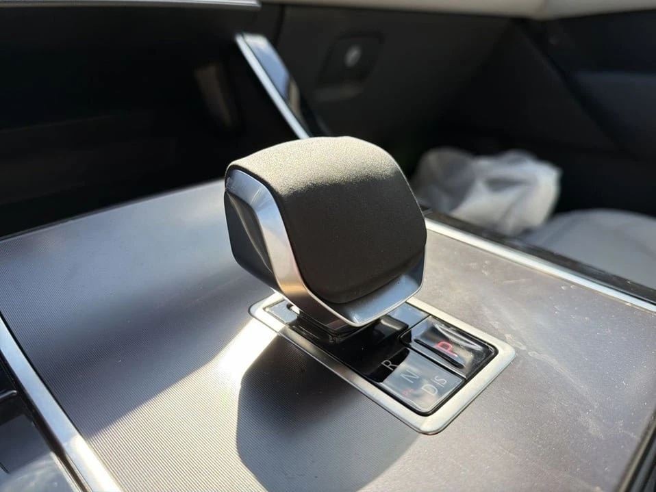 2026 Land Rover Range Rover Velar - Image 15 of 20