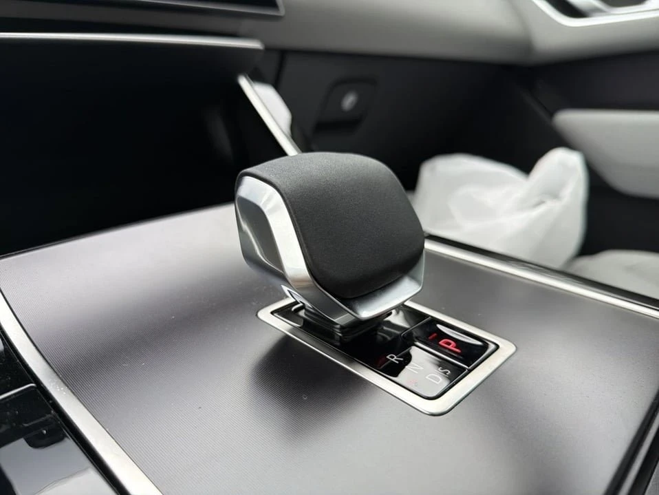 2026 Land Rover Range Rover Velar - Image 14 of 20