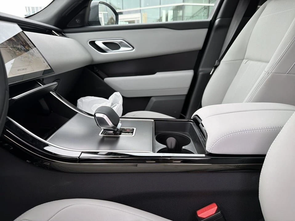 2026 Land Rover Range Rover Velar - Image 15 of 20