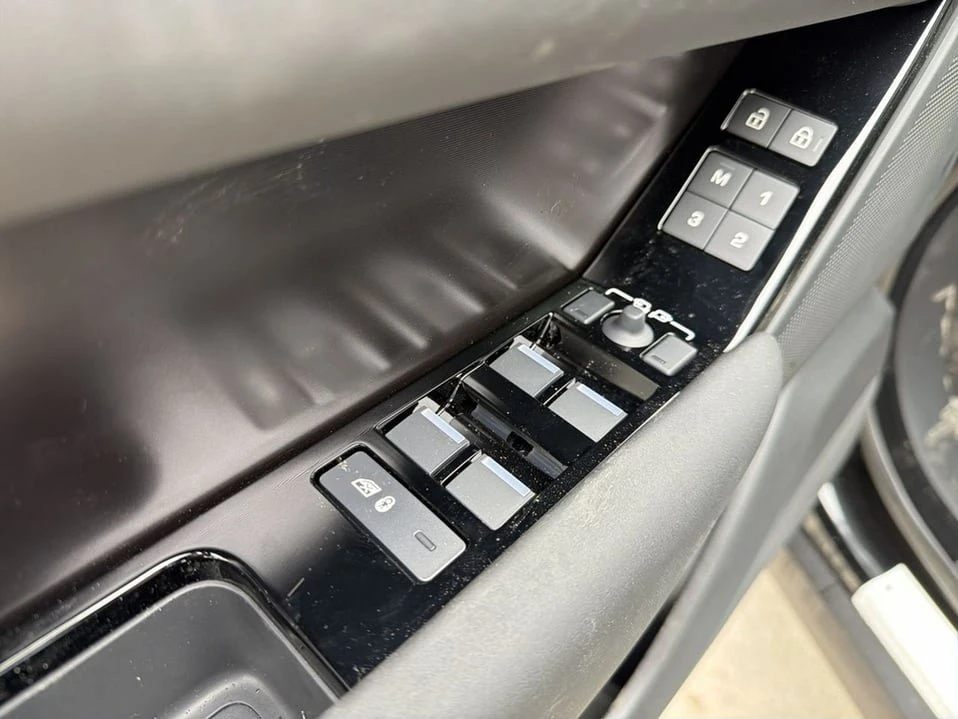 2026 Land Rover Range Rover Velar - Image 8 of 20