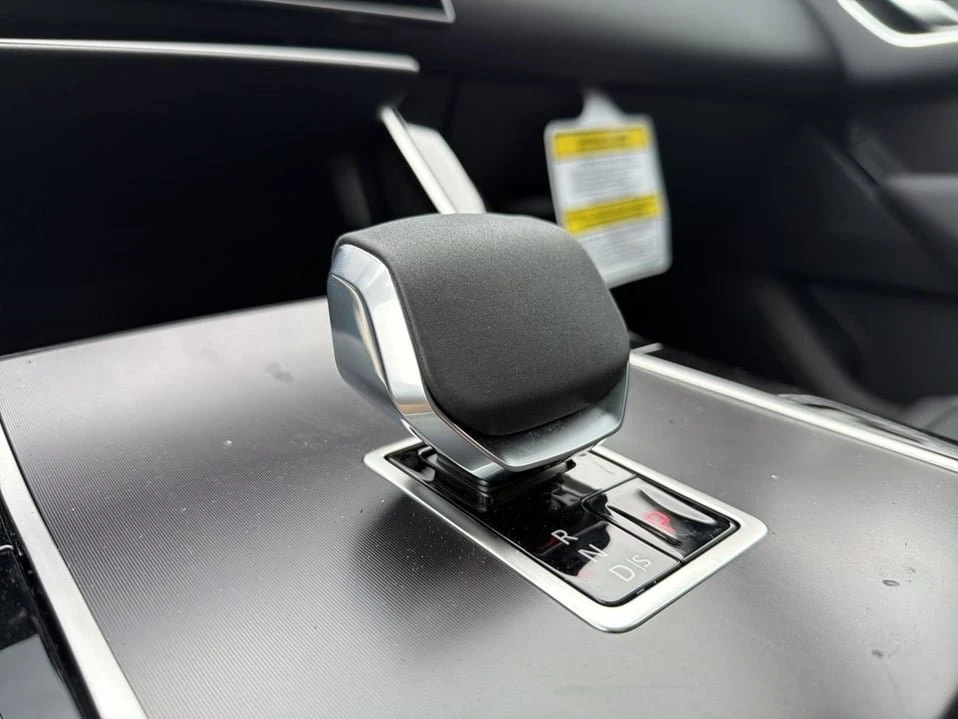 2026 Land Rover Range Rover Velar - Image 15 of 20