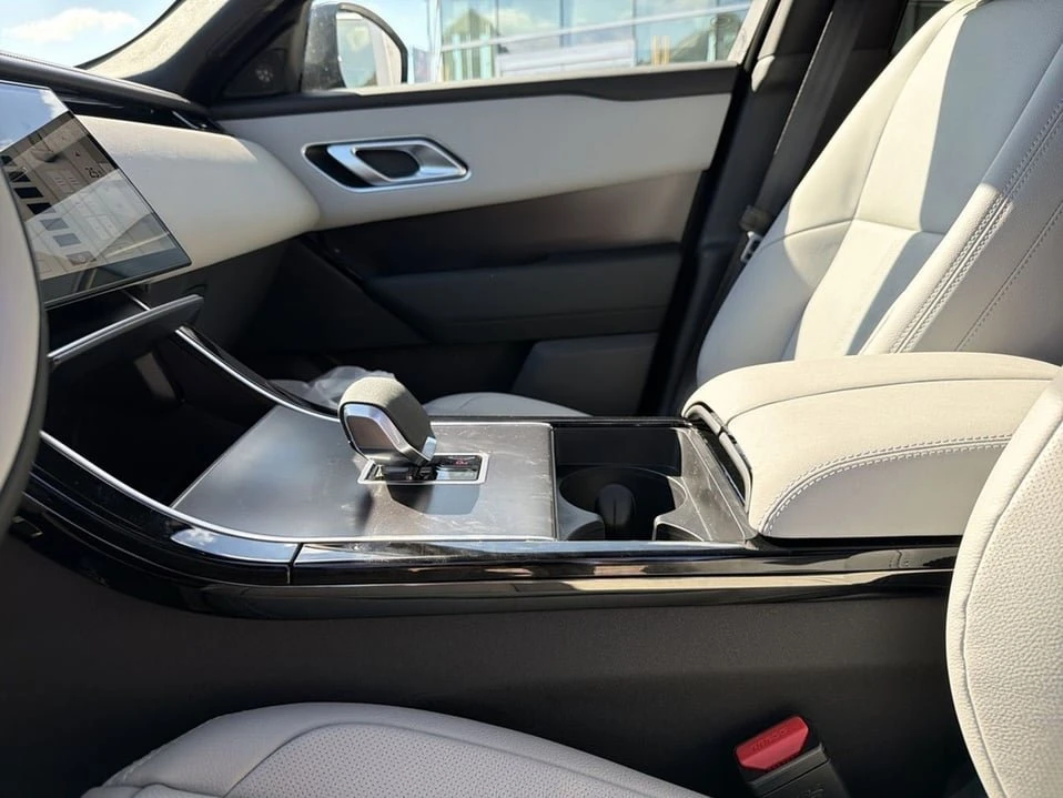 2026 Land Rover Range Rover Velar - Image 16 of 20