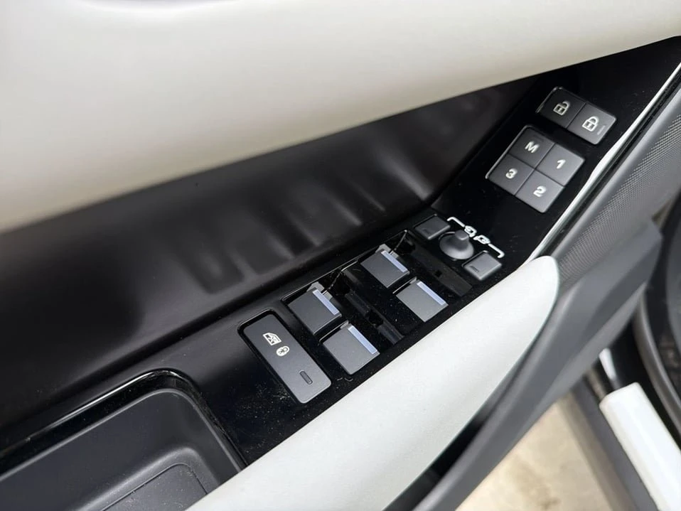 2026 Land Rover Range Rover Velar - Image 8 of 20
