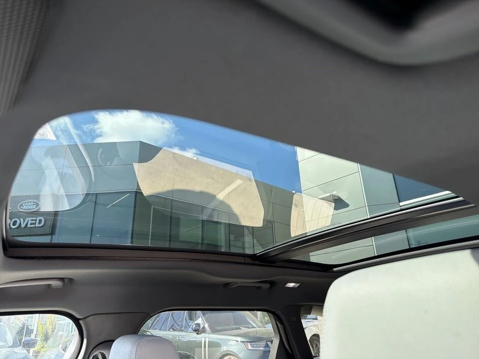 2026 Land Rover Range Rover Velar - Image 17 of 20