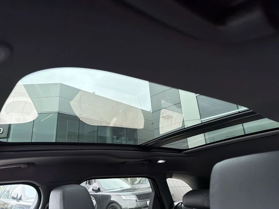 2026 Land Rover Range Rover Velar - Image 17 of 20