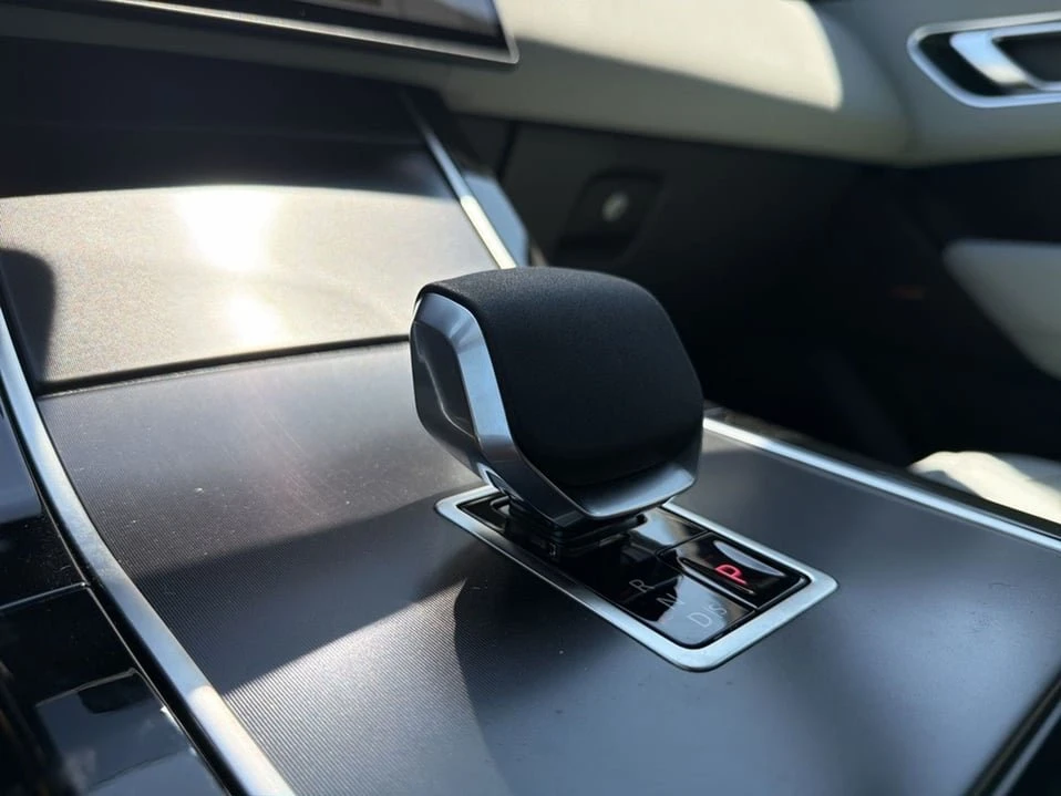 2026 Land Rover Range Rover Velar - Image 15 of 20