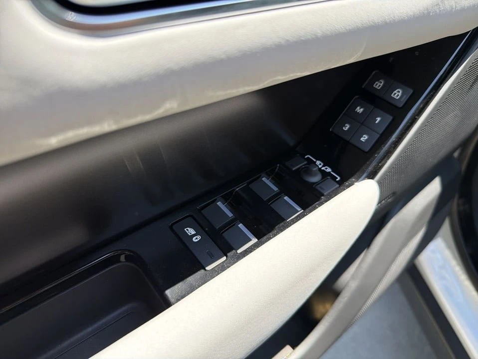 2026 Land Rover Range Rover Velar - Image 8 of 20