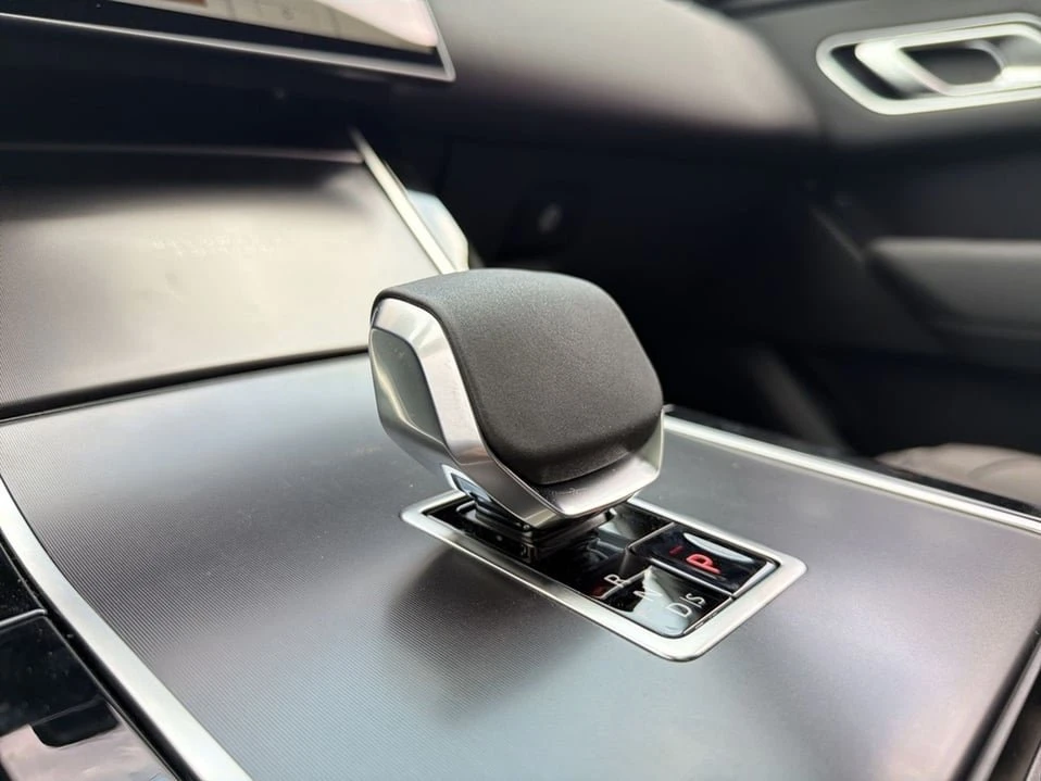 2026 Land Rover Range Rover Velar - Image 15 of 20