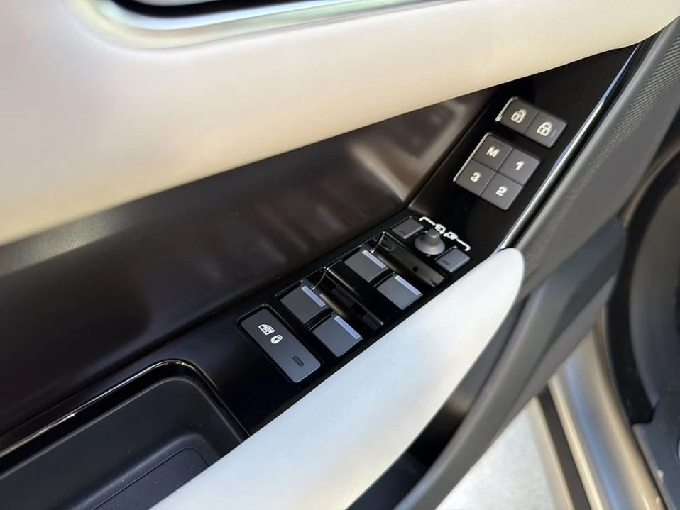2026 Land Rover Range Rover Velar - Image 8 of 20