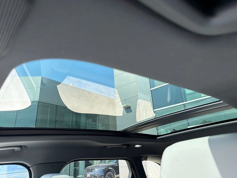 2026 Land Rover Range Rover Velar - Image 17 of 20