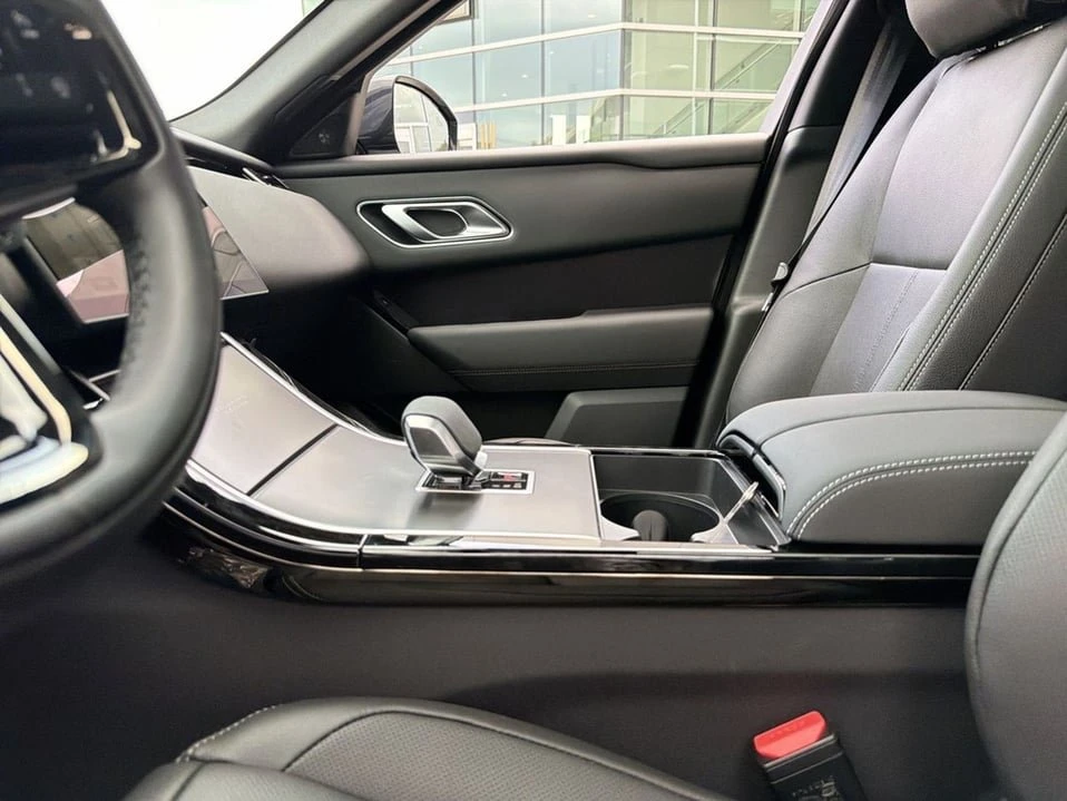 2026 Land Rover Range Rover Velar - Image 16 of 20