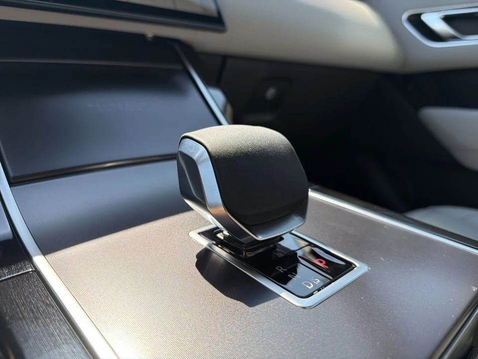 2026 Land Rover Range Rover Velar - Image 15 of 20