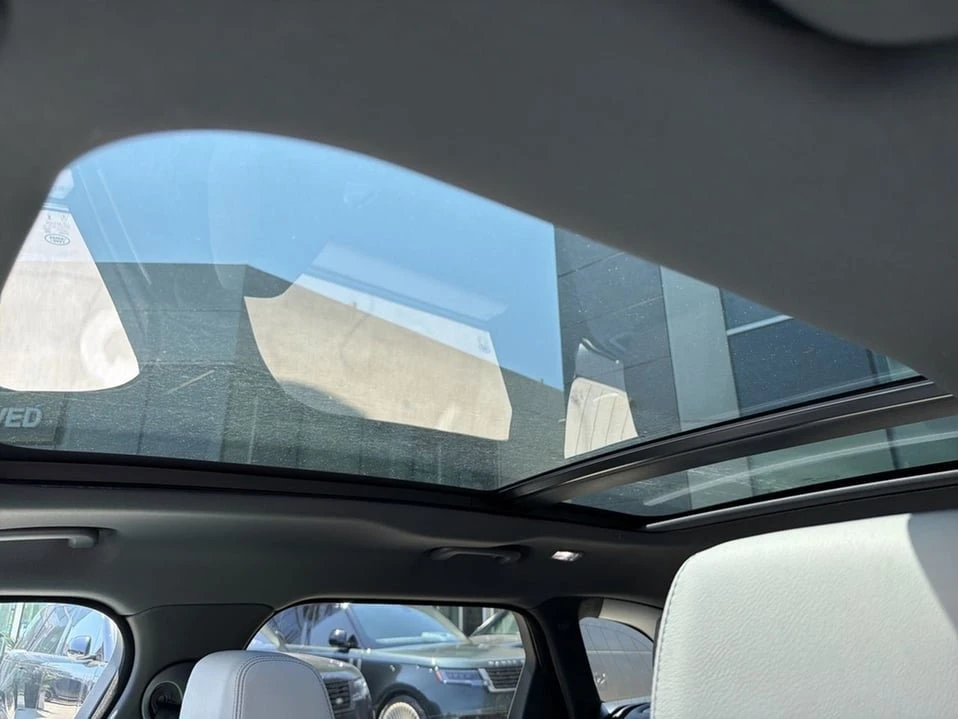 2026 Land Rover Range Rover Velar - Image 17 of 20