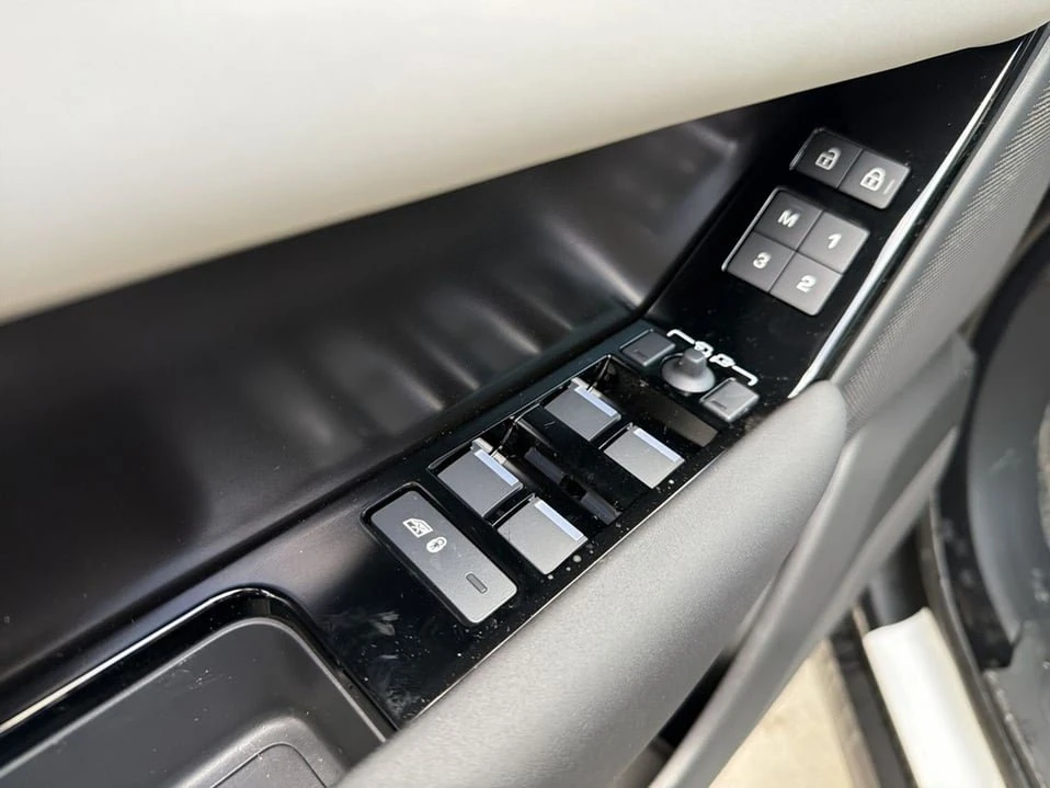 2026 Land Rover Range Rover Velar - Image 8 of 20