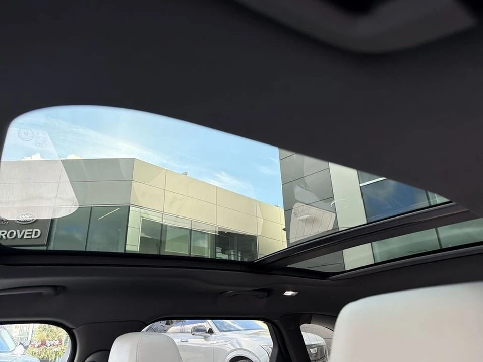 2026 Land Rover Range Rover Velar - Image 17 of 20