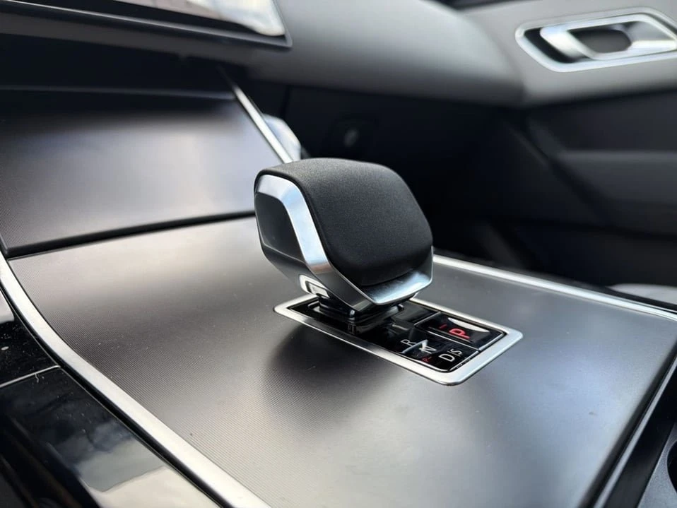 2026 Land Rover Range Rover Velar - Image 15 of 20