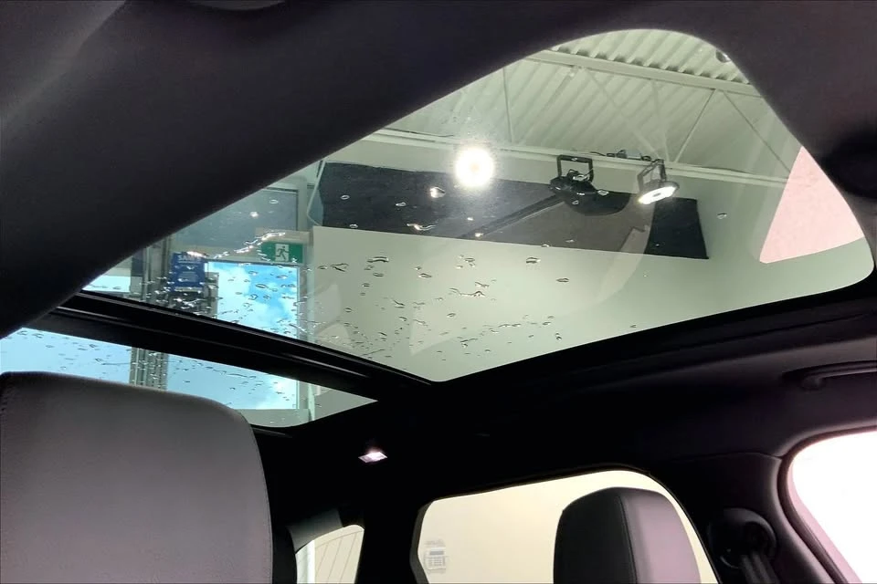 2026 Land Rover Range Rover Velar - Image 9 of 20