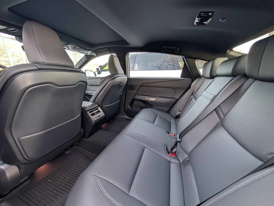 2026 Lexus ES 7th Gen - Image 4 of 9