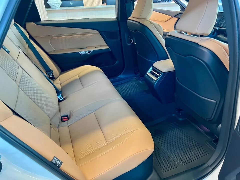 2026 Lexus ES 7th Gen - Image 11 of 17