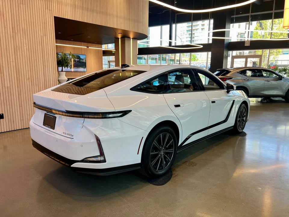 2026 Lexus ES 7th Gen - Image 5 of 17