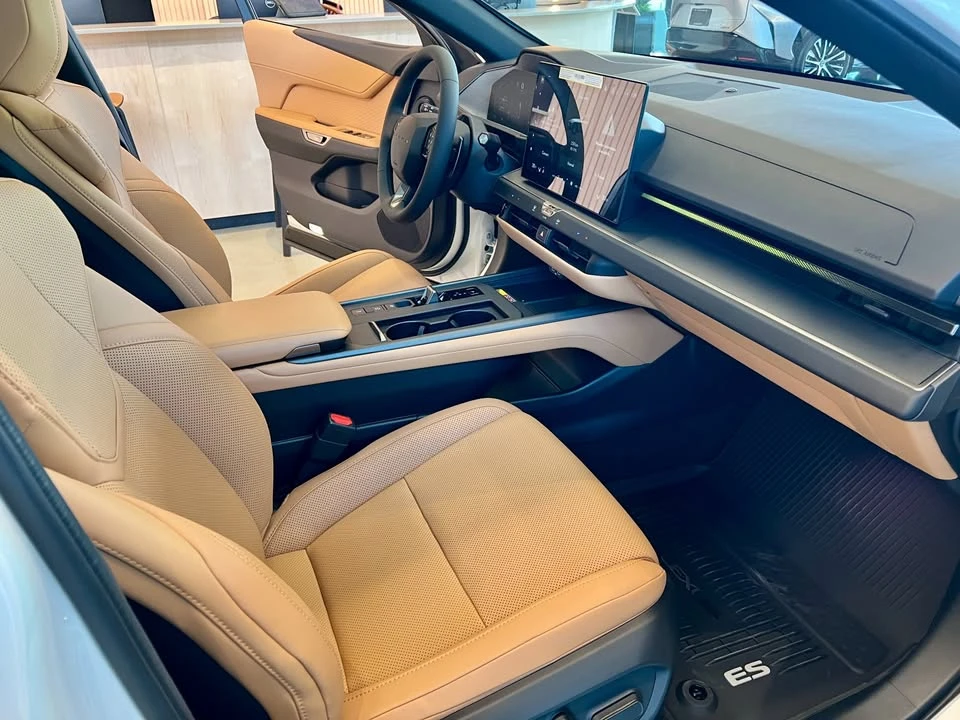 2026 Lexus ES 7th Gen - Image 10 of 17