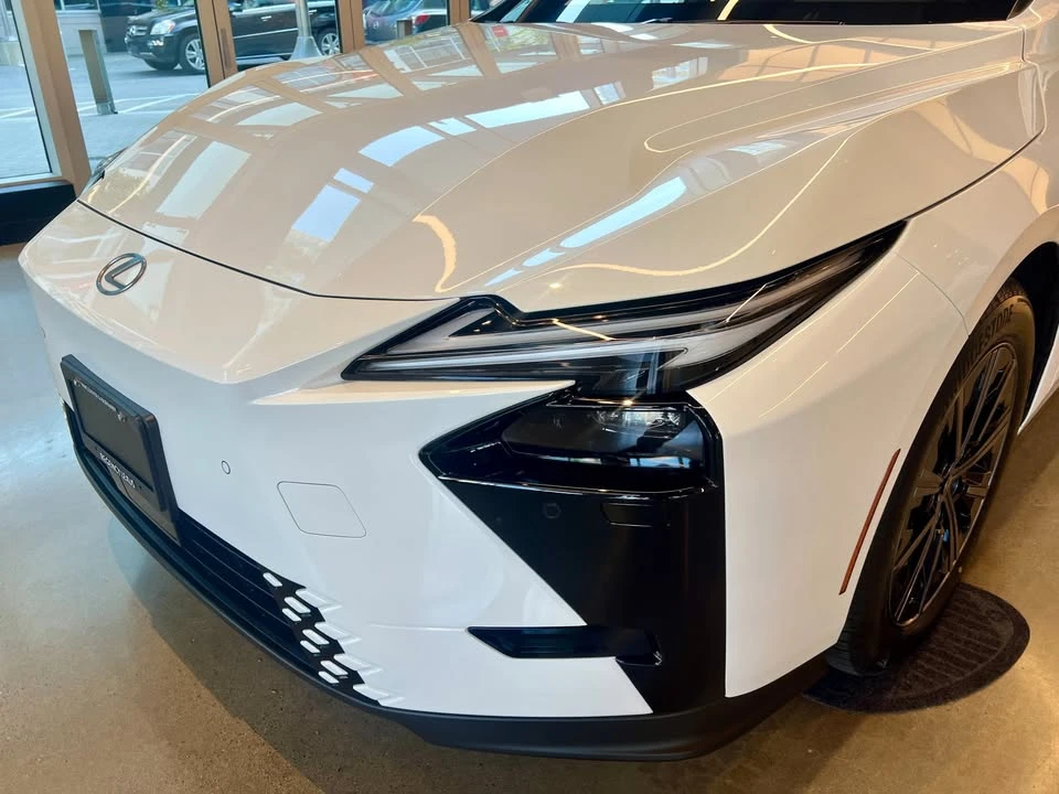 2026 Lexus ES 7th Gen - Image 2 of 17