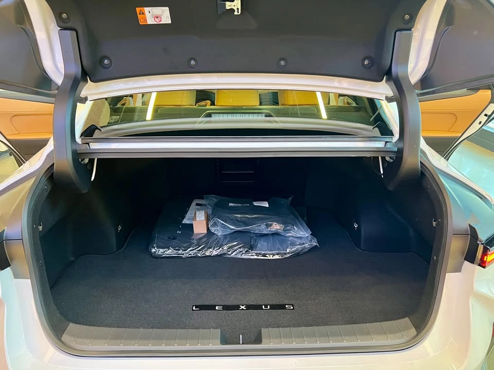 2026 Lexus ES 7th Gen - Image 13 of 17