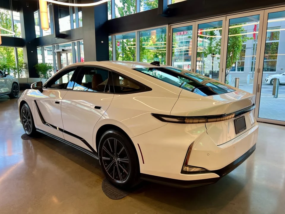 2026 Lexus ES 7th Gen - Image 7 of 17