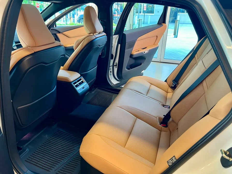 2026 Lexus ES 7th Gen - Image 12 of 17
