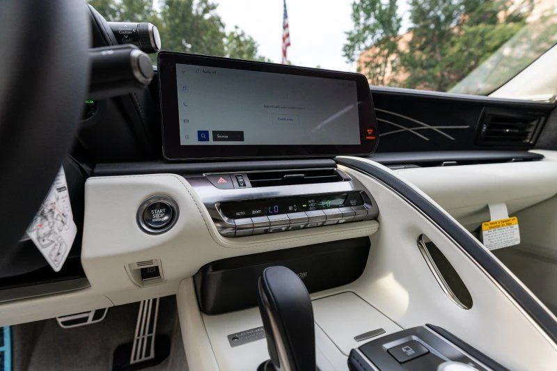2026 Lexus LC - Image 18 of 31