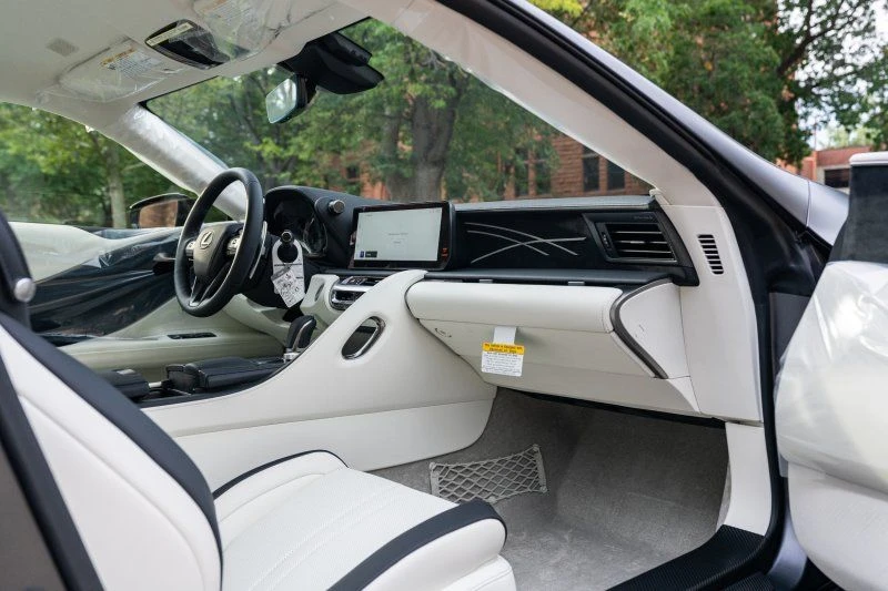 2026 Lexus LC - Image 26 of 31