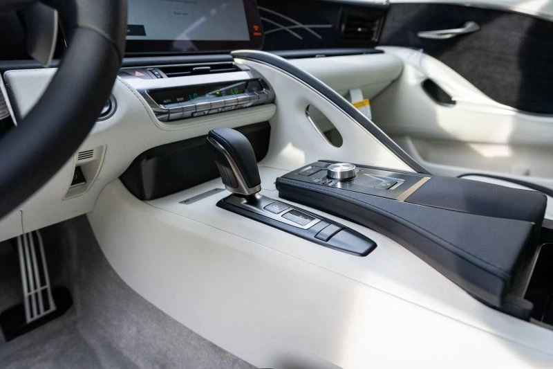 2026 Lexus LC - Image 15 of 31