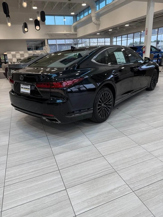 2026 Lexus LS 5th Gen - Image 8 of 10