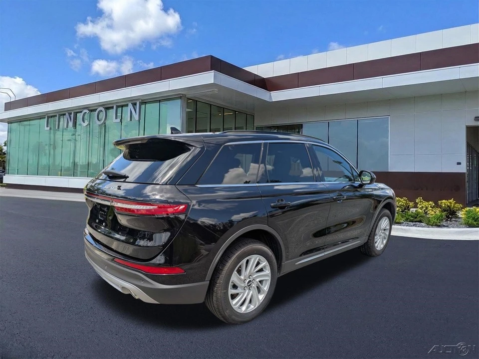 2026 Lincoln Corsair - Image 2 of 17