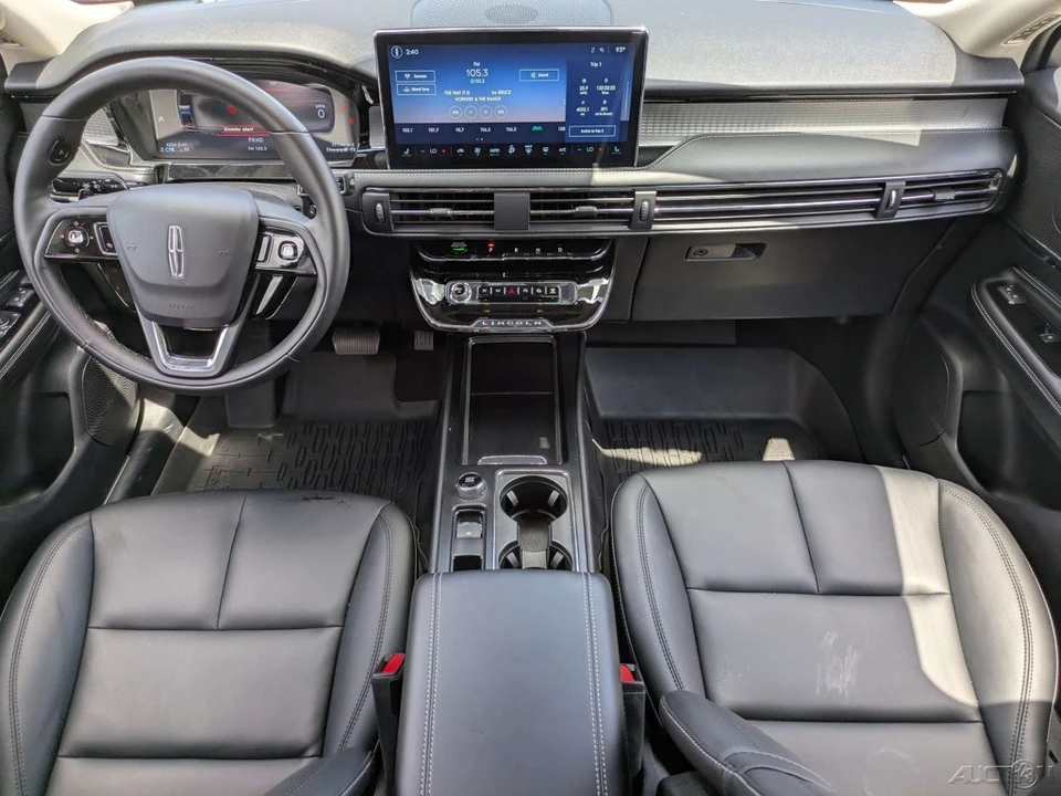 2026 Lincoln Corsair - Image 9 of 17