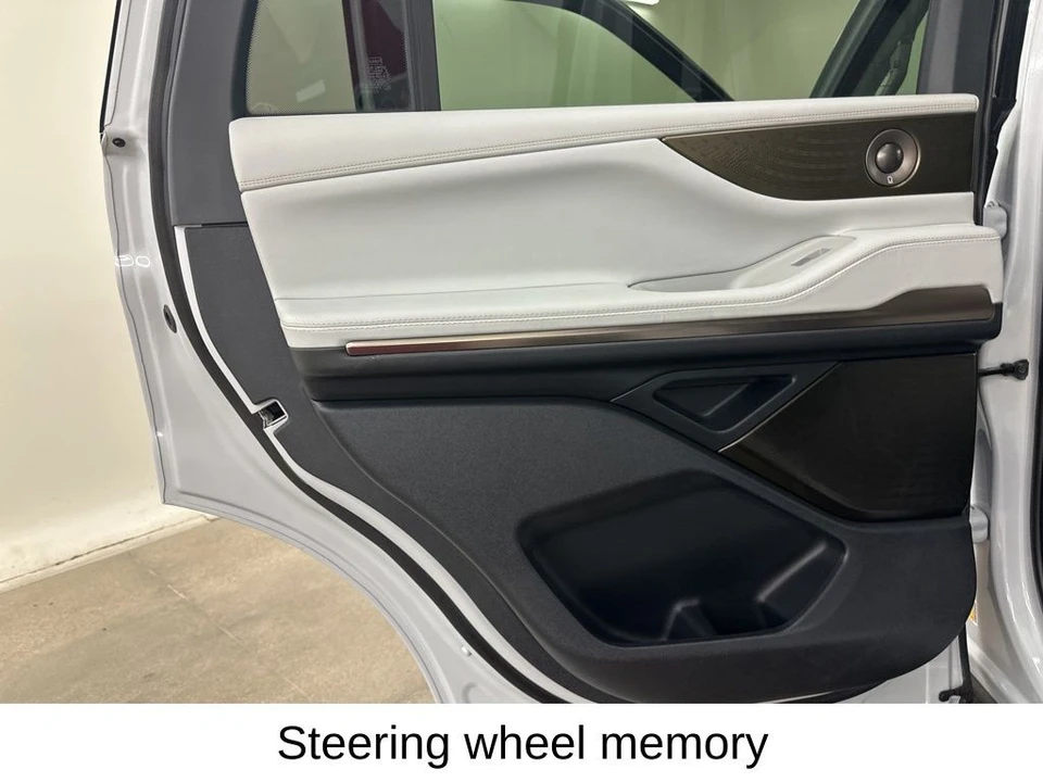 2026 Lincoln Navigator 4th Gen - Image 30 of 31