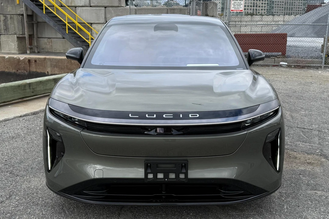 2026 Lucid Gravity - Image 2 of 31